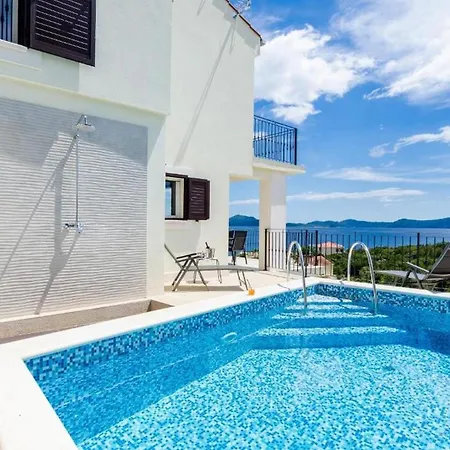 Villa Beachfront With Swimming Pool,terrace And Sea View *