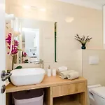 Beachfront With Swimming Pool,terrace And Sea View 别墅 斯拉诺
