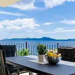 Beachfront With Swimming Pool,terrace And Sea View 别墅 斯拉诺