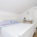 Beachfront With Swimming Pool,terrace And Sea View 别墅 *