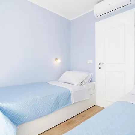 Beachfront With Swimming Pool,terrace And Sea View * Slano