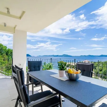 Villa Beachfront With Swimming Pool,terrace And Sea View *