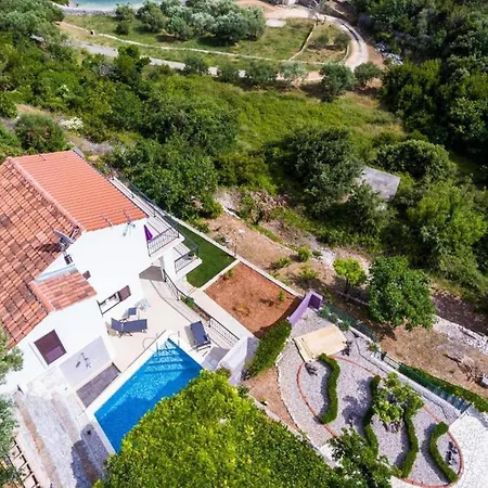 Beachfront With Swimming Pool,terrace And Sea View 斯拉诺