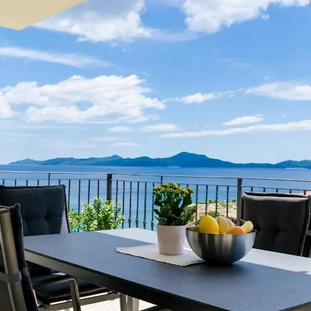 Beachfront With Swimming Pool,terrace And Sea View וילה סלאנו