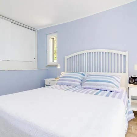 Beachfront With Swimming Pool,terrace And Sea View סלאנו